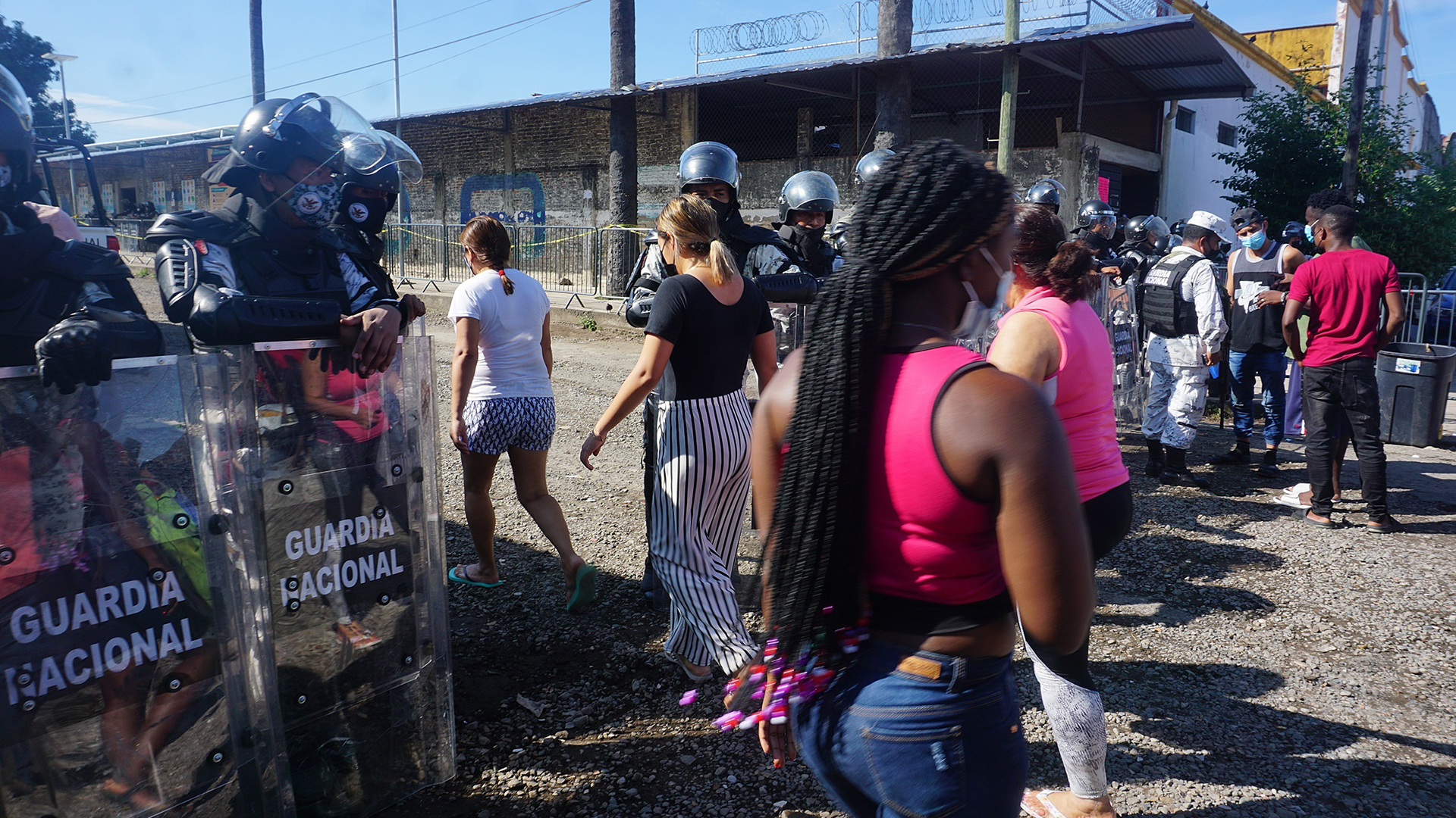 Despliegan a la Guardia Nacional en Tapachula para evitar altercados entre migrantes - guardia-nacional-afuera-de-instalaciones-de-la-comar