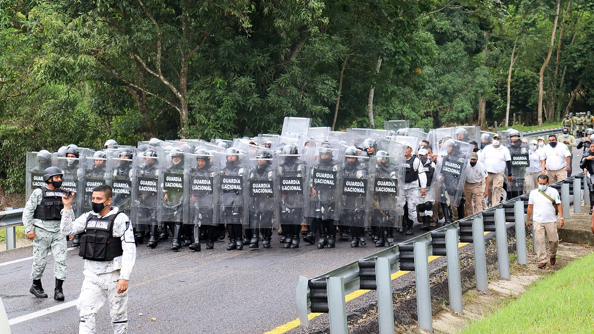 Autoridades desintegran parcialmente en Chiapas primera caravana migrante