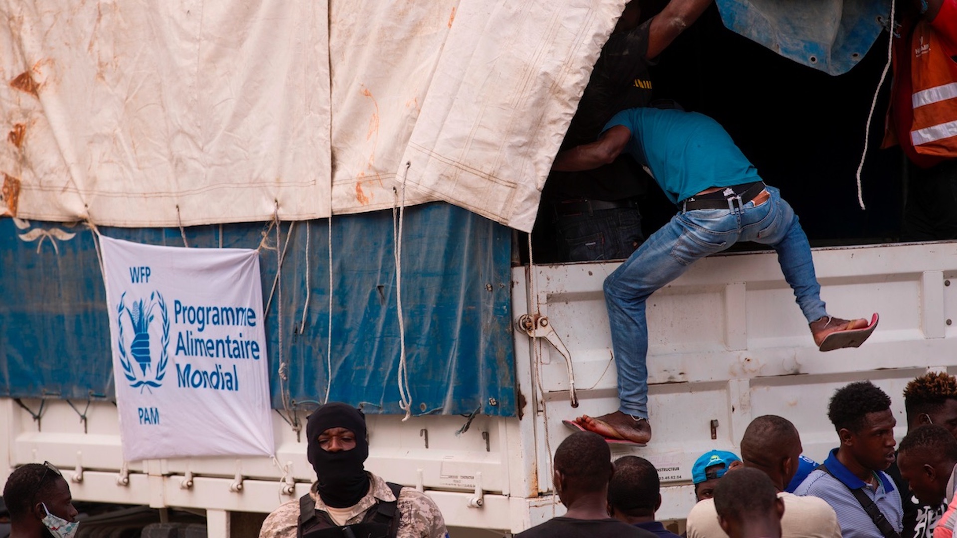 Saquean cuatro camiones con ayuda en una carretera de Haití