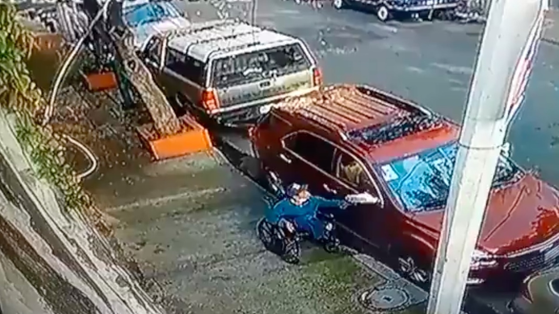 Hombre en silla de ruedas intenta robar autopartes en Benito Juárez