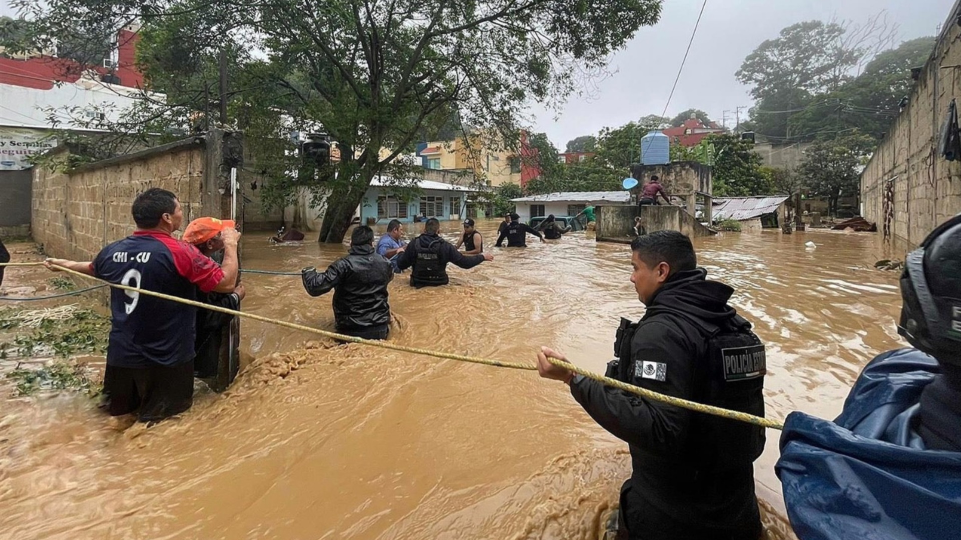 Promete AMLO que no habrá límite presupuestal para ayudar a damnificados por Grace en Veracruz
