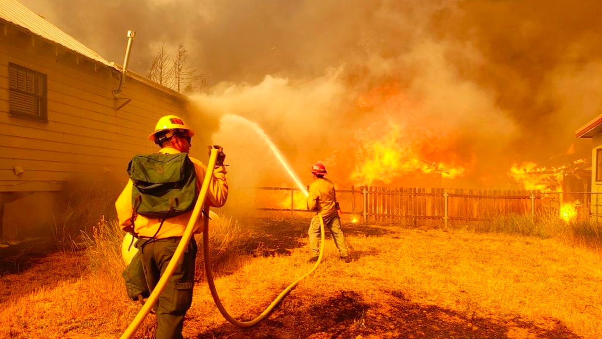 Al menos 8 desaparecidos por incendio en California Al menos 8 desaparecidos por incendio en California