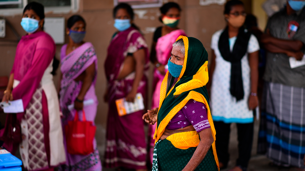 India baja a 25 mil casos diarios de COVID-19 por primera vez en 5 meses