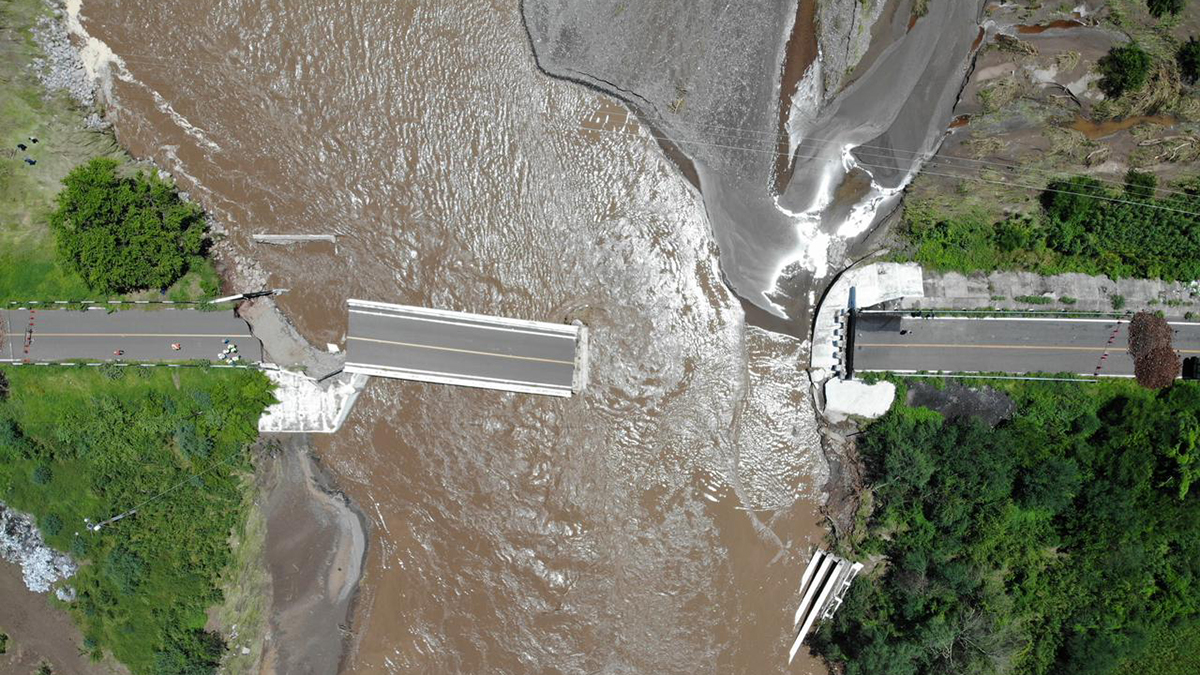 Trabaja SCT en reparación de carreteras afectadas por el ciclón Nora - inundacion-en-carretera-por-paso-del-huracan-nora