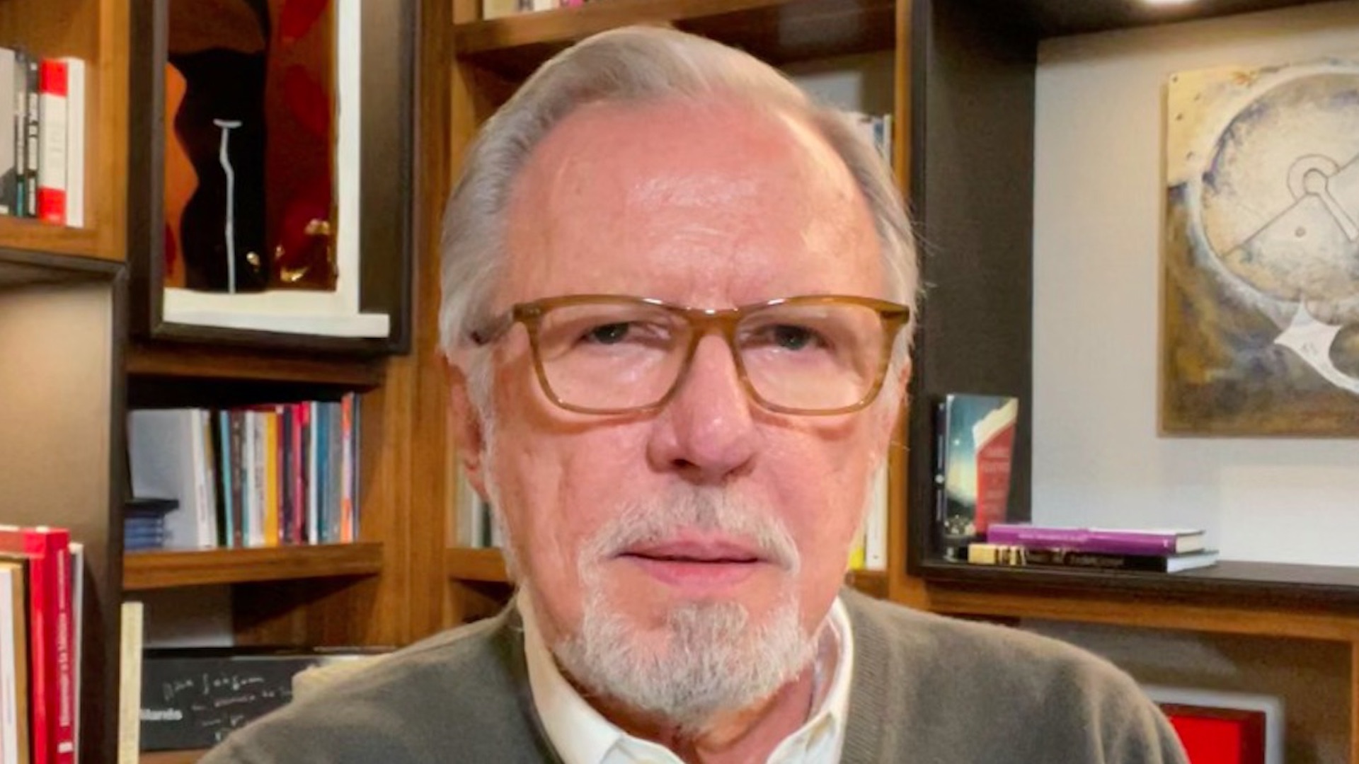 Y se levantó sin mirarse la ropa