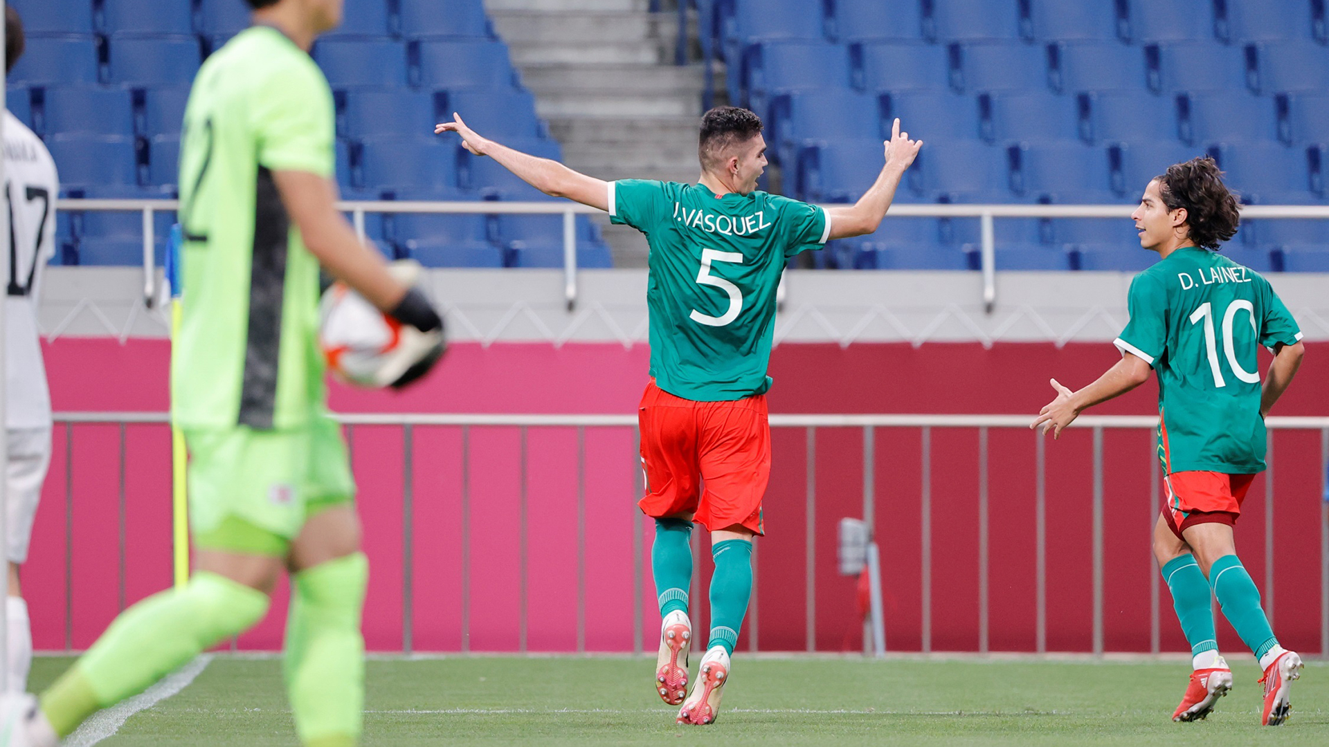 Johan Vásquez, séptimo mexicano en la historia de la Serie A italiana - johan-vasquez-en-partido-de-mexico-vs-japon-en-los-juegos-olimpicos-de-tokio