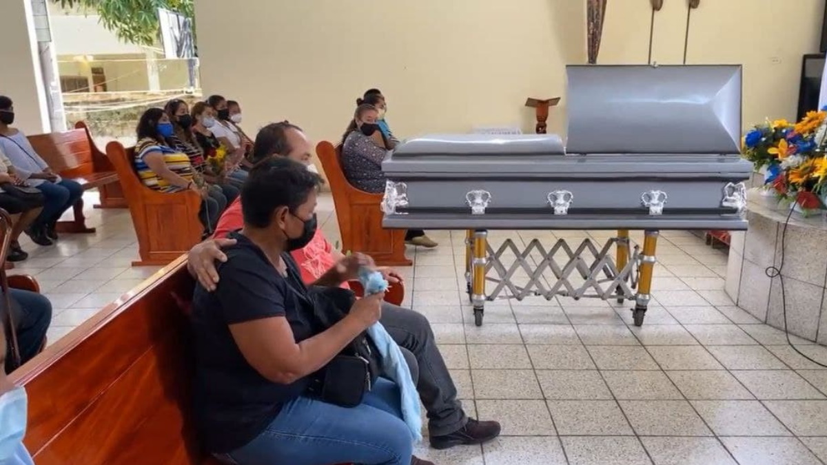 Protestan en Mérida por el asesinato de José Eduardo; ya fue sepultado - jose-eduardo-ravelo-funeral-misa-yucatan