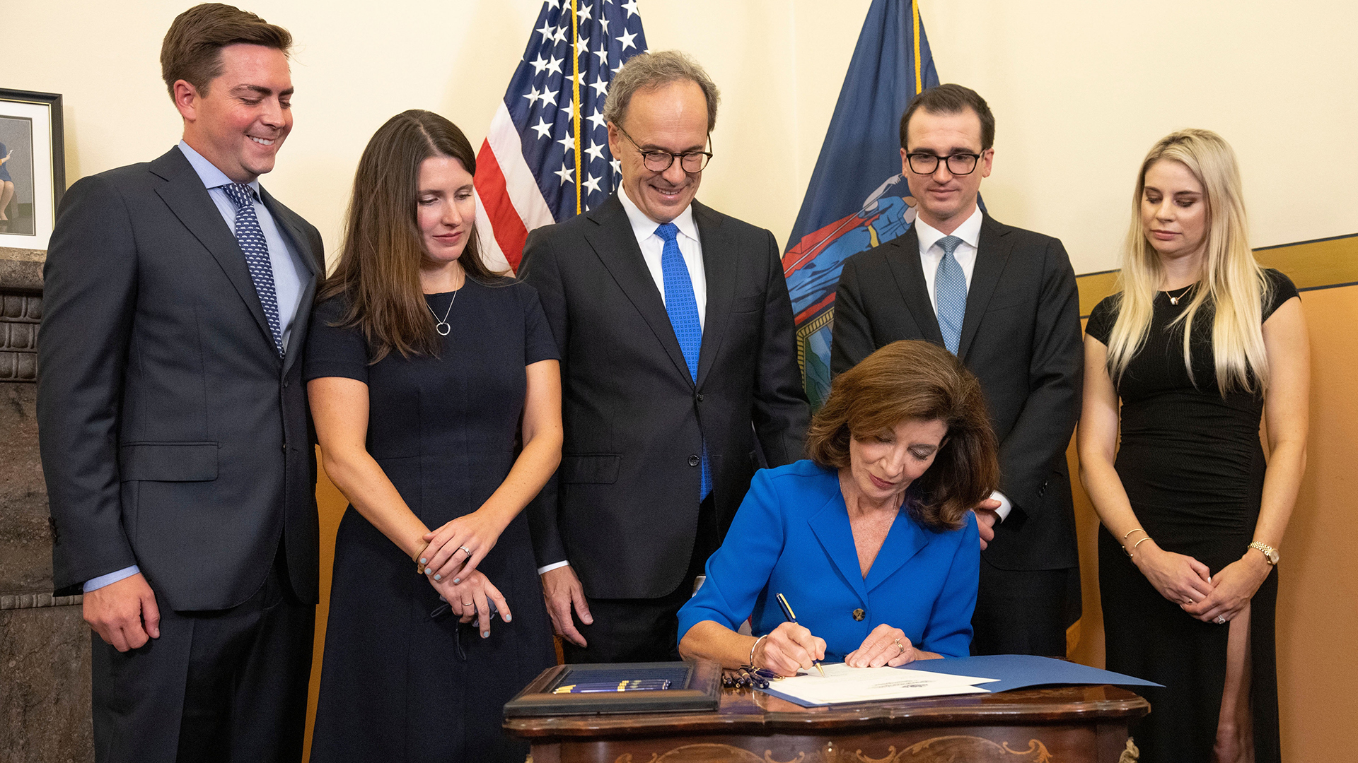Kathy Hochul toma posesión como nueva gobernadora de Nueva York - kathy-hochul-firma-juramento-como-gobernadora-de-nueva-york