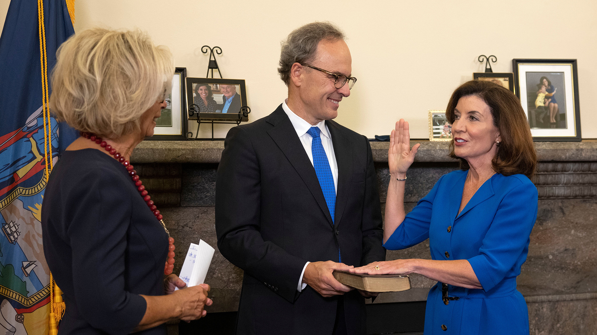 Kathy Hochul toma posesión como nueva gobernadora de Nueva York Kathy Hochul toma posesión como nueva gobernadora de Nueva York