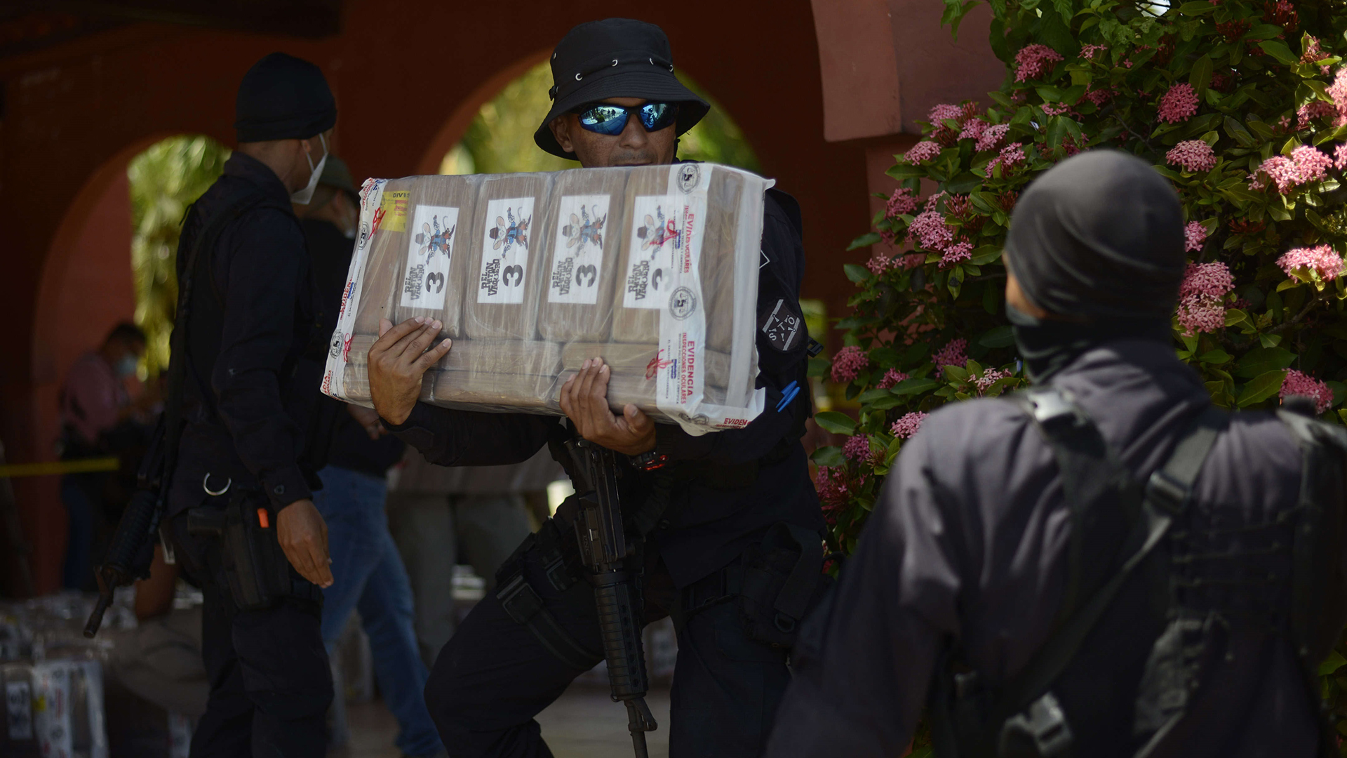 Dan prisión preventiva a tres mexicanos en El Salvador por tráfico de drogas - la-policia-de-el-salvador-incauto-14-toneladas-de-cocaina-con-destino-hacia-mexico