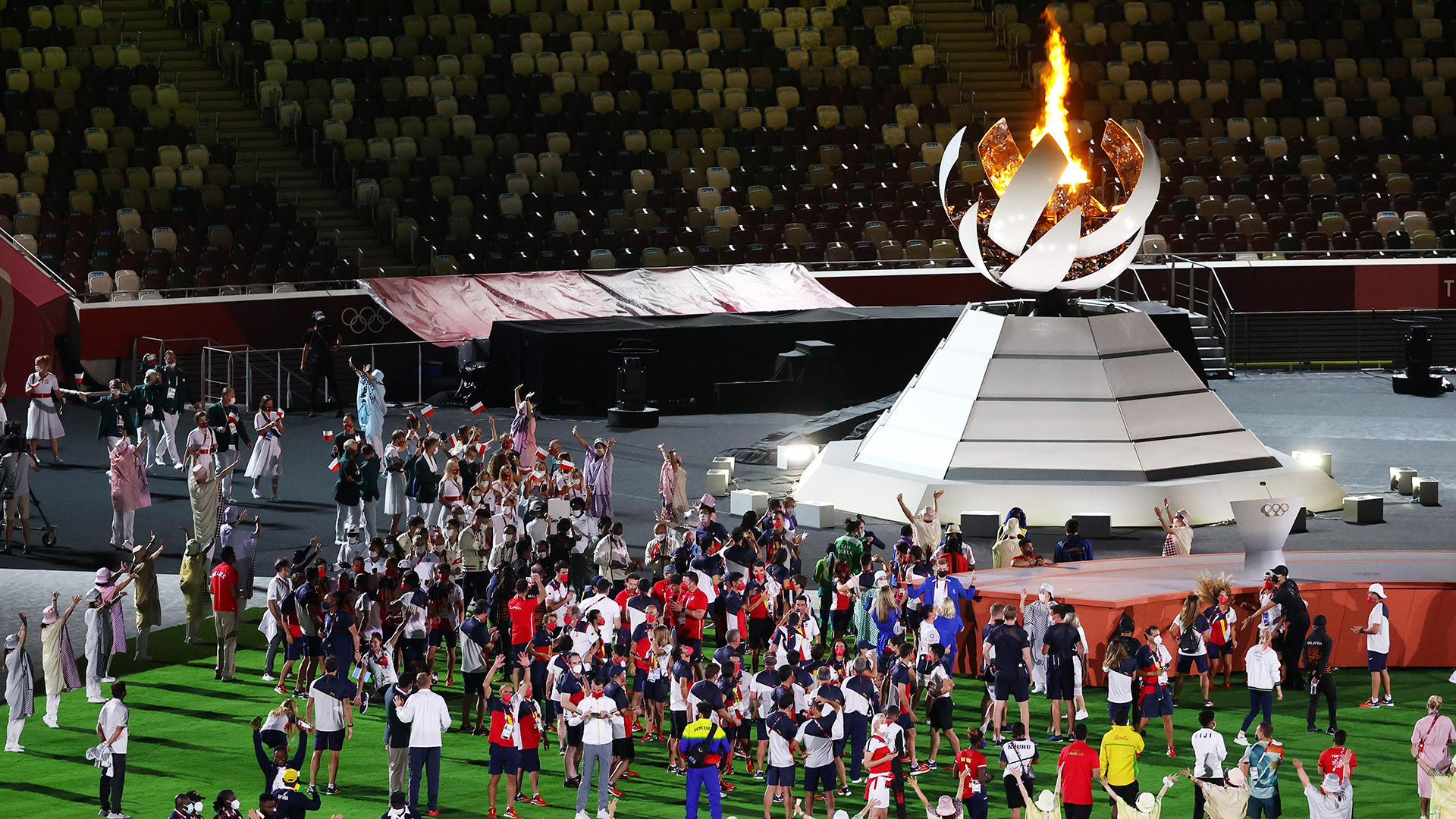 #Fotos Clausuran los Juegos Olímpico de Tokio 2020 - llama-olimpica-en-clausura-de-los-juegos-olimpicos-de-tokio