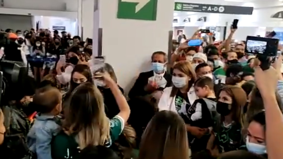 #Video Reciben con mariachis al Tri Olímpico en el AICM