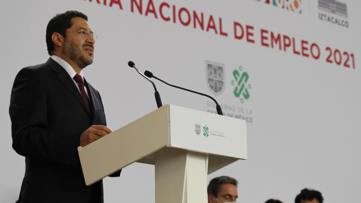 Batres califica de ‘raro’ el forcejeo entre policías y alcaldes electos en el Congreso de CDMX