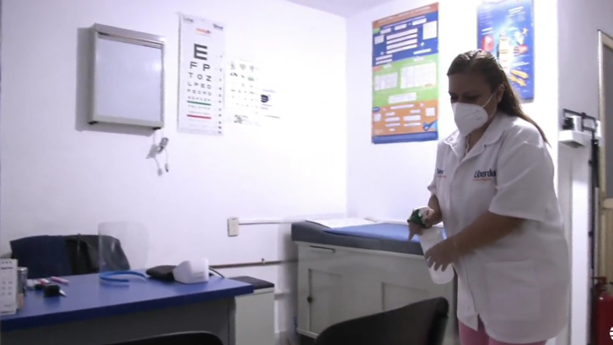 Aumenta atención en consultorios de farmacias de jóvenes y niños por COVID-19 - medico-general-sanitiza-consultorio-anexo-a-farmacia