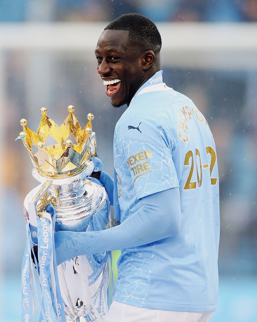 Mendy permanecerá bajo custodia policial por acusaciones de violación - mendy-con-el-trofeo-de-la-premier-league-que-gano-el-manchester-city