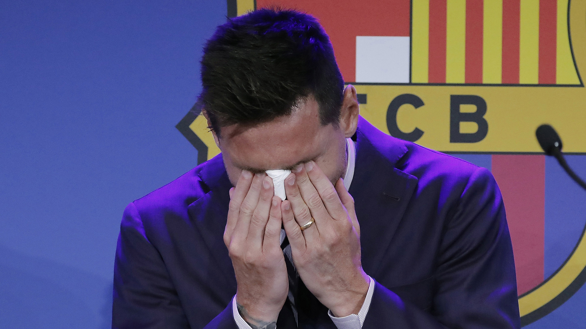 #Video Lionel Messi rompe en llanto al despedirse del Barcelona