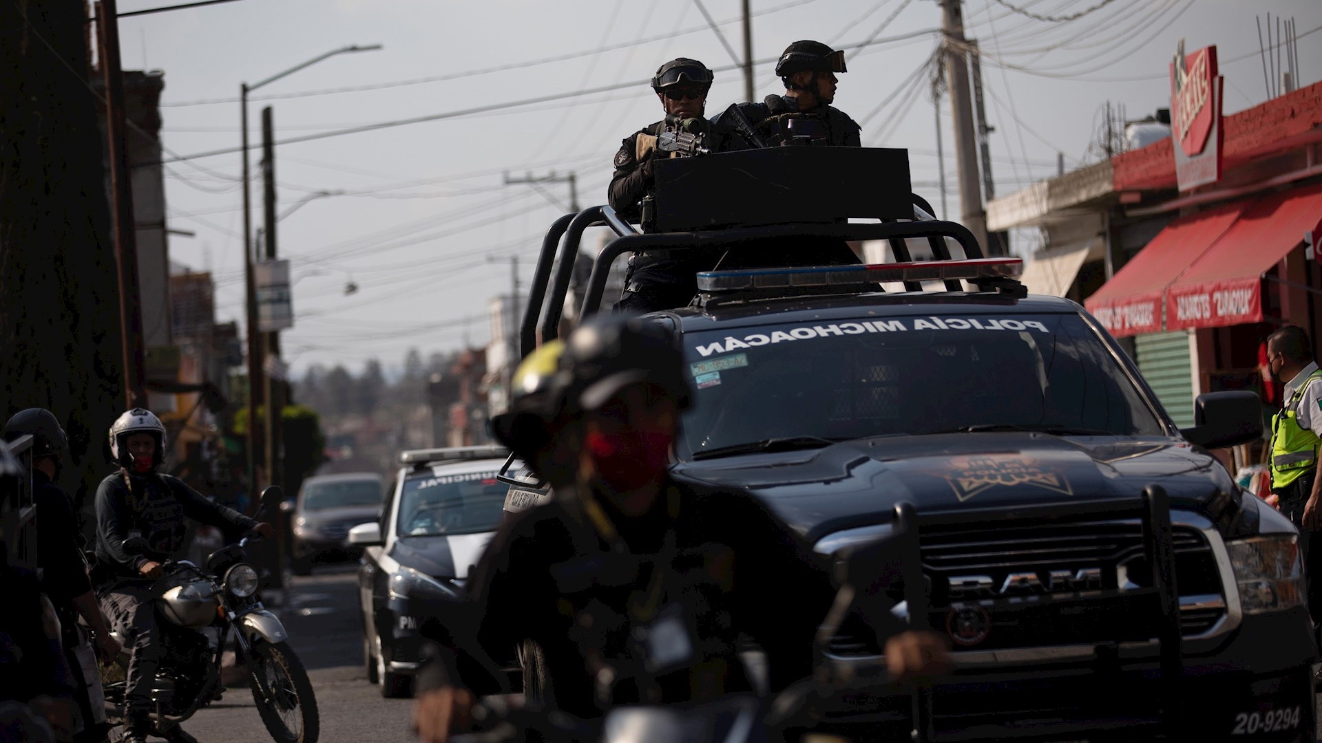 Enfrentamiento en Michoacán deja seis presuntos sicarios y un militar muertos