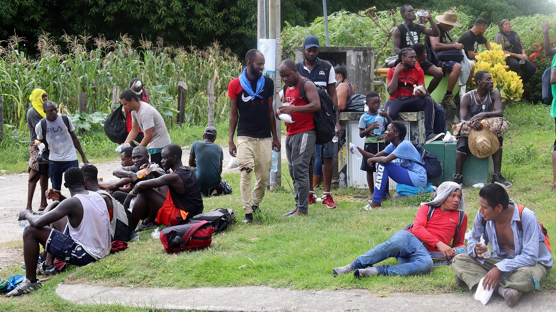 Autoridades desintegran parcialmente en Chiapas primera caravana migrante - migrantes-descansan-en-mapastepec-antes-de-continuar-su-viaje-hacia-eeuu