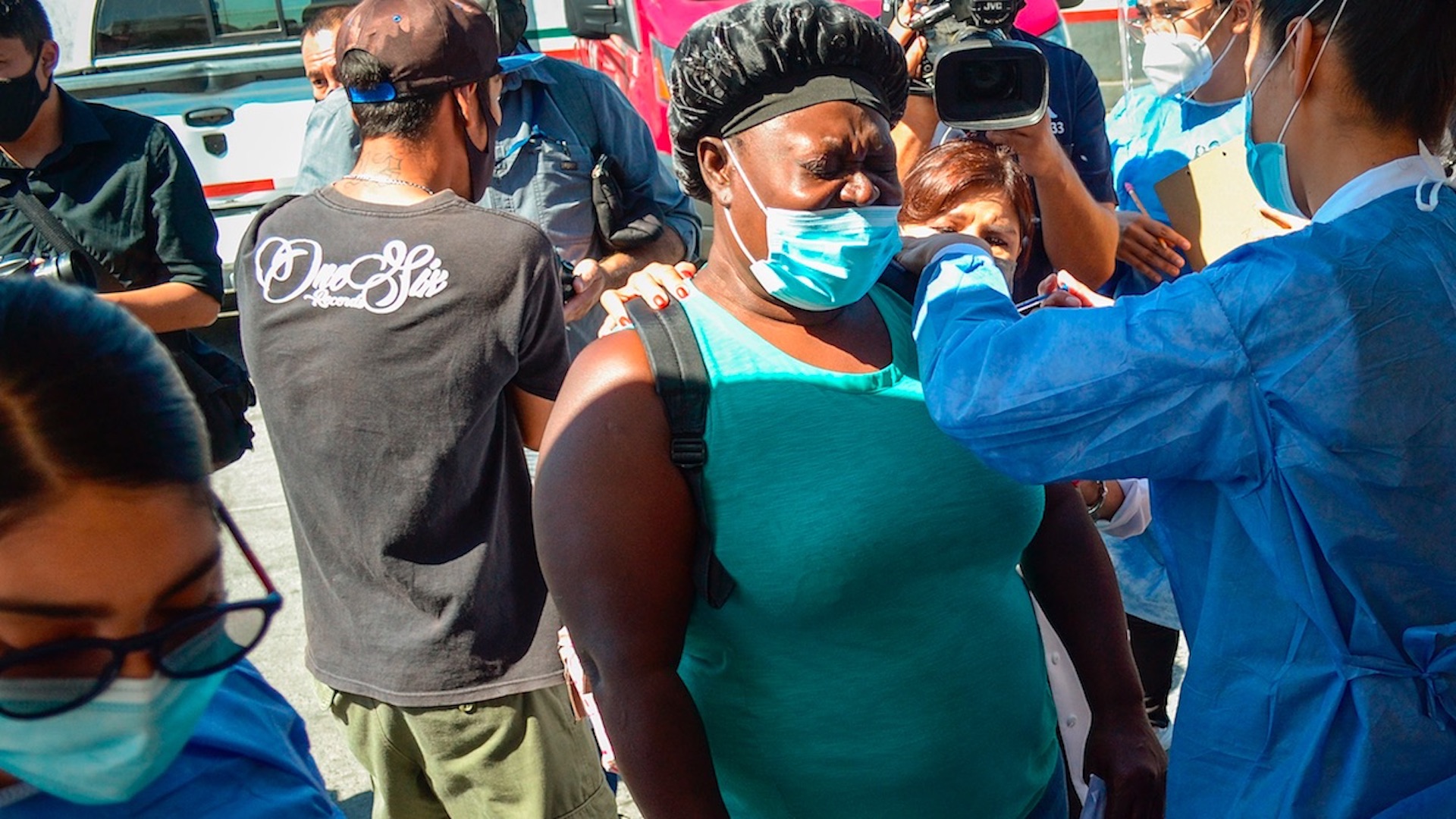 Migrantes que acampan en Tijuana reciben vacuna contra el COVID-19