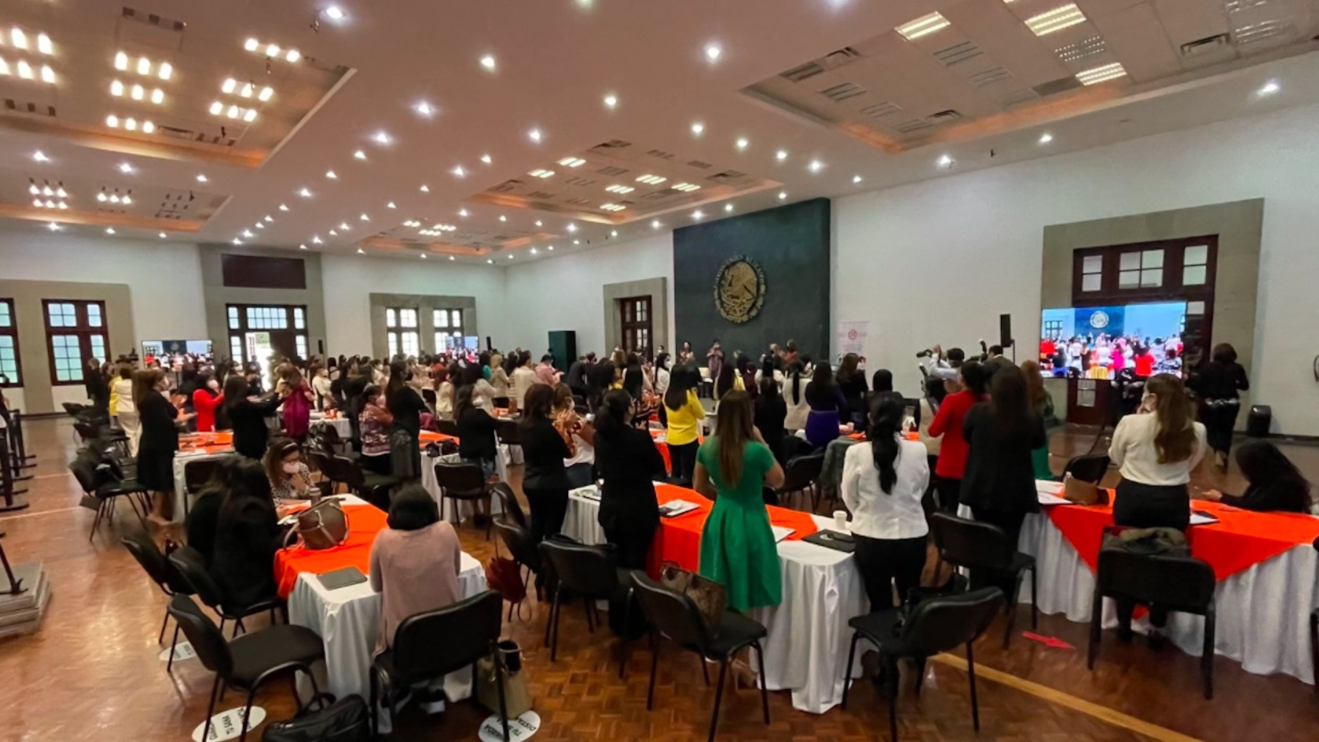 Mujeres celebran histórico número de políticas electas en México