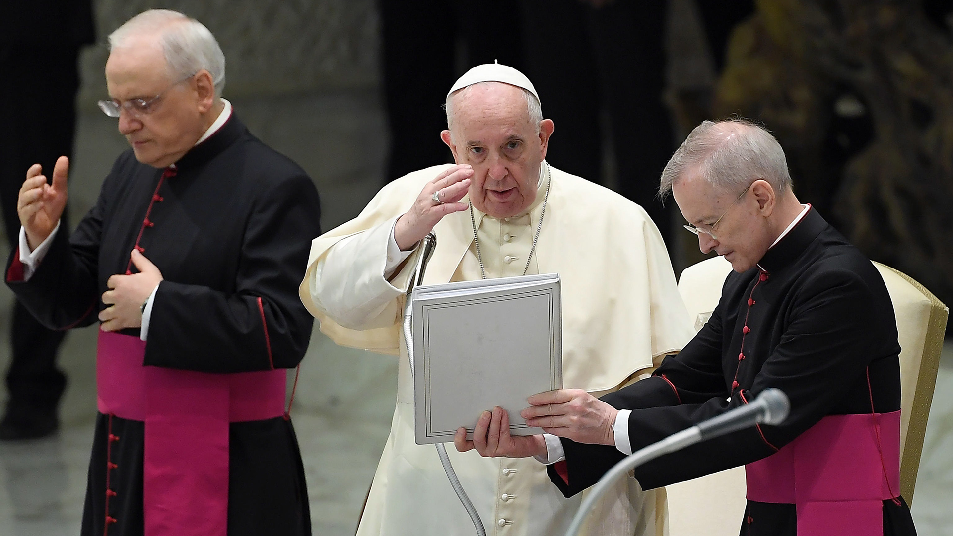 Papa Francisco pide a políticos leyes que protejan de las amenazas de la tecnología