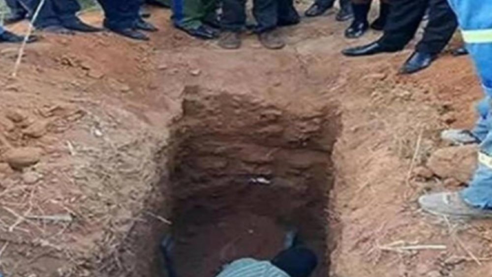 #Video Pastor en Africa intenta emular a Cristo y muere enterrado vivo