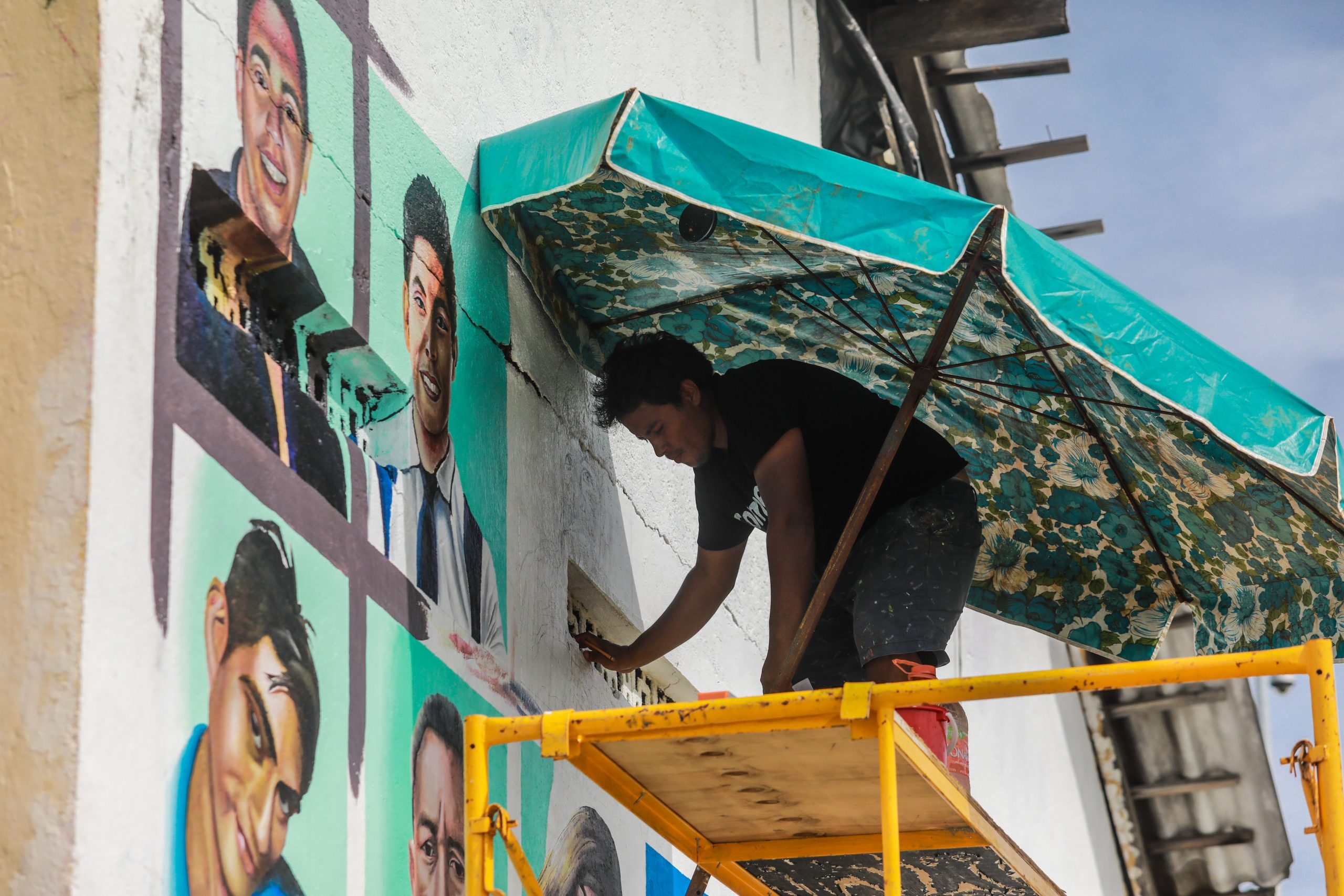 Con mural, pintan rostros de desaparecidos en playa de Acapulco - pintan-rostros-de-desaparecidos-en-un-mural-de-la-playa-mexicana-de-acapulco-scaled