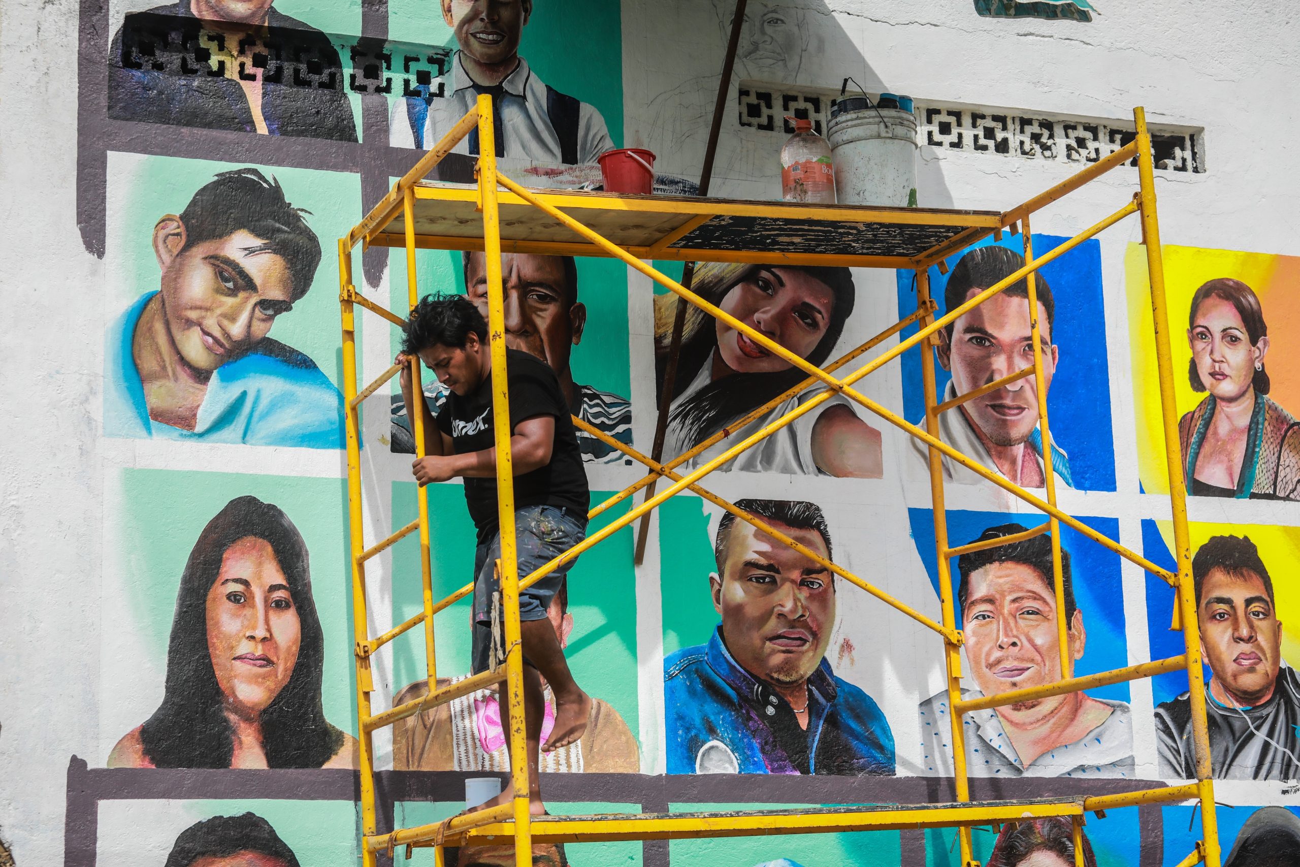Con mural, pintan rostros de desaparecidos en playa de Acapulco - pintura-acapulco-scaled