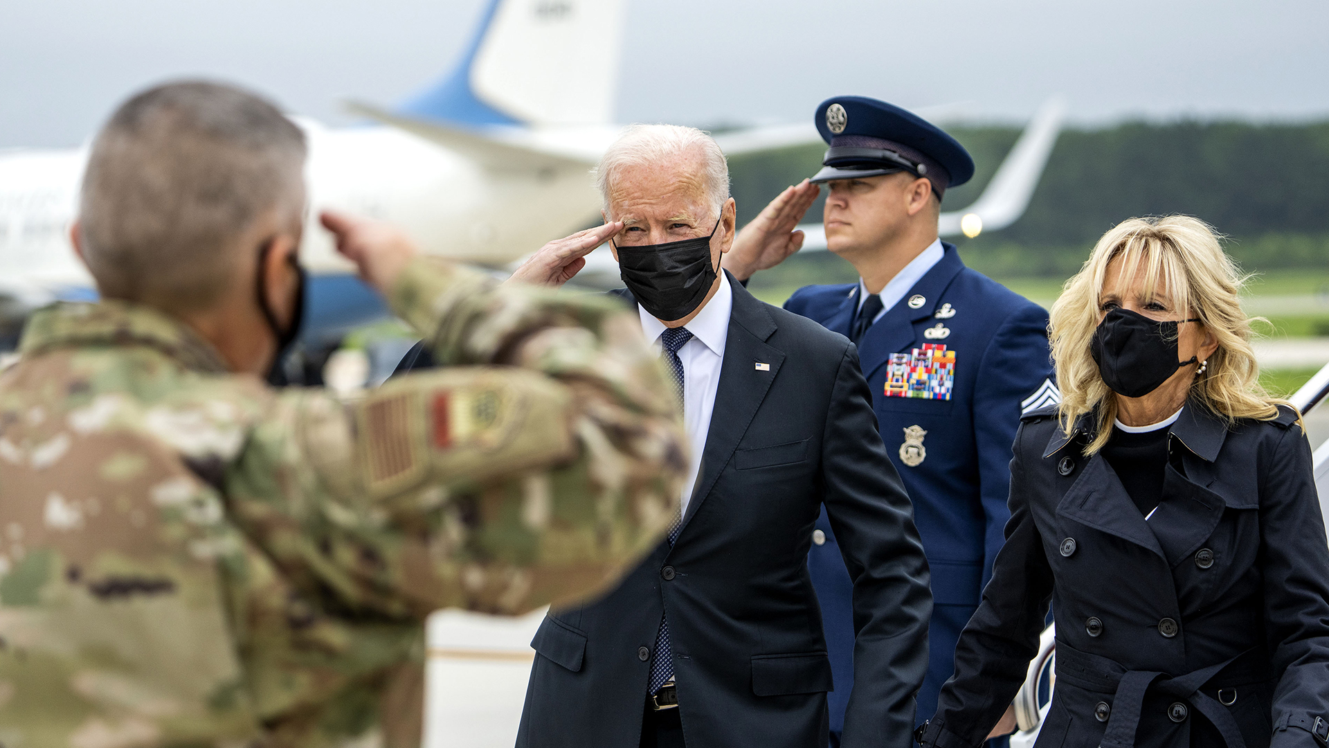 Biden recibe féretros de soldados muertos en atentado en Kabul Biden recibe féretros de soldados muertos en atentado en Kabul