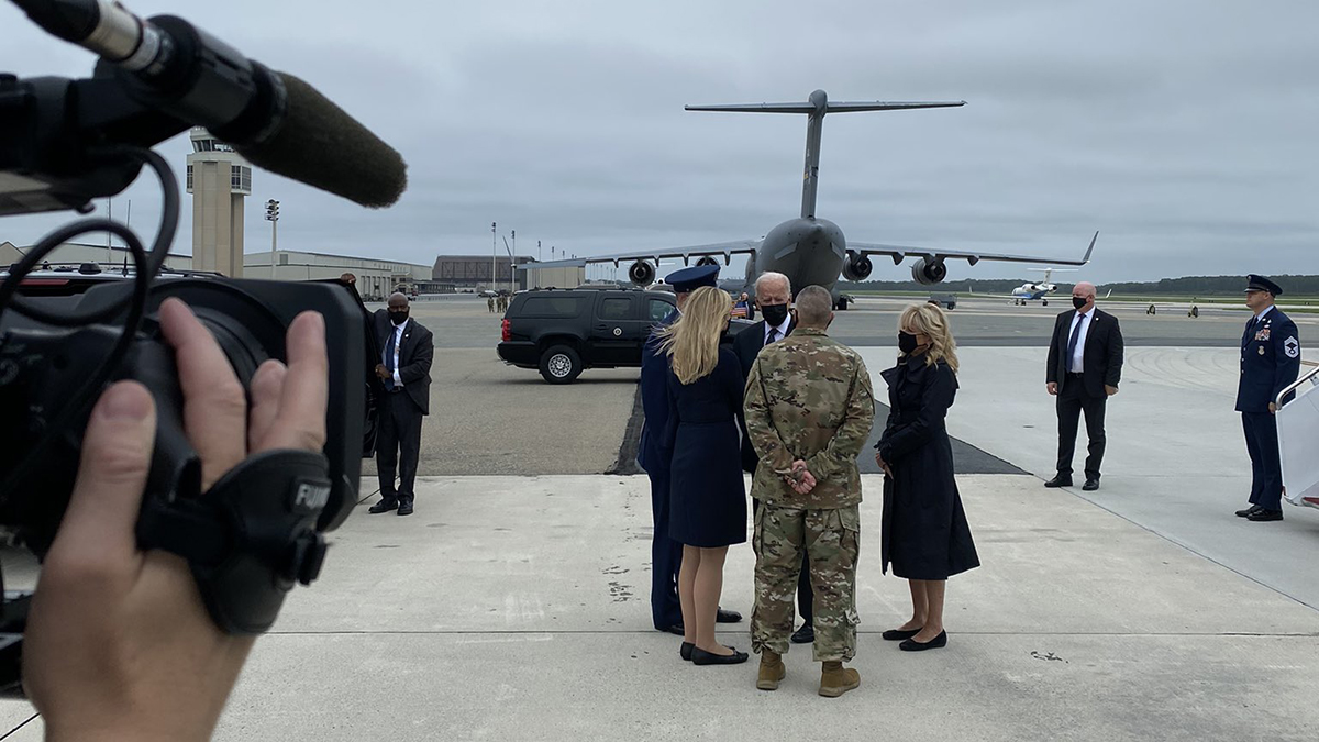 Biden recibe féretros de soldados muertos en atentado en Kabul - presidente-biden-y-su-esposa-jill-en-base-aerea-de-dover