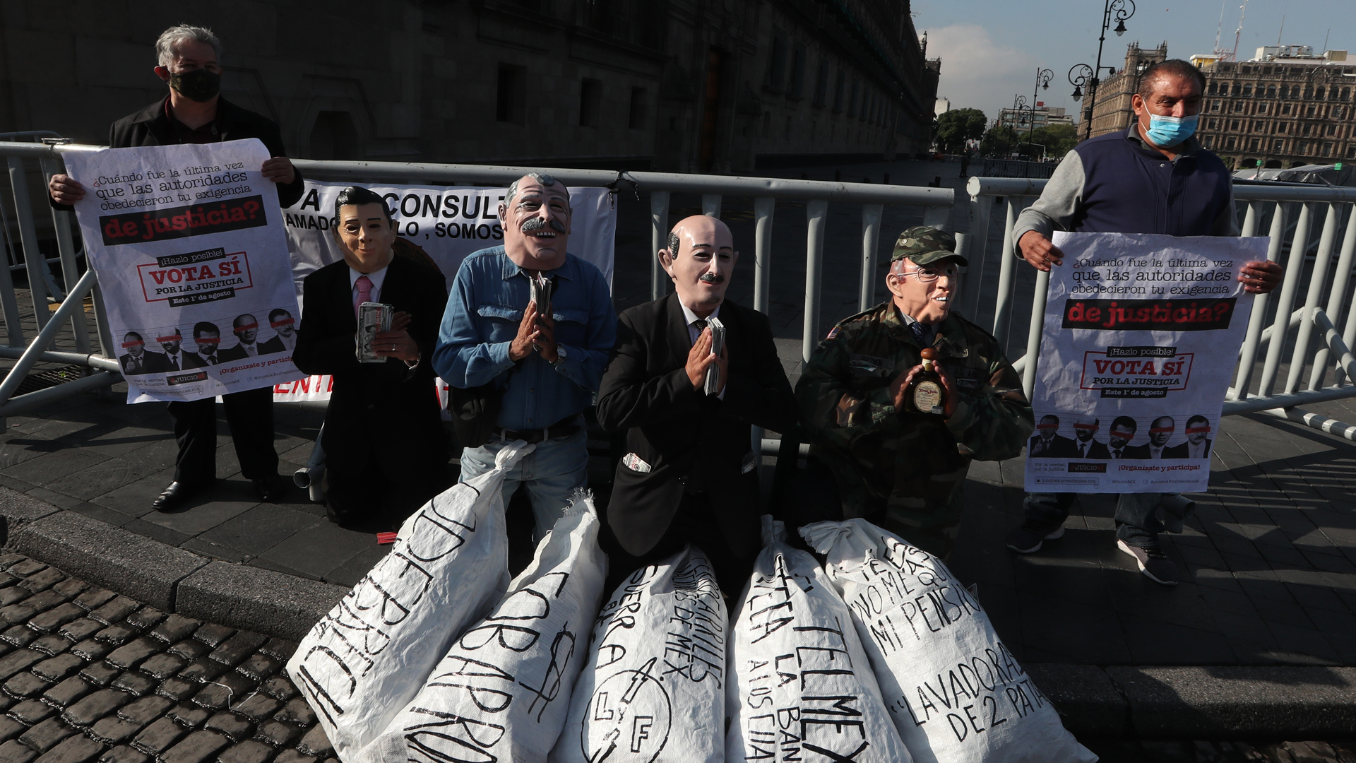 Primera consulta popular de México; INE hace llamado para participar - promocion-en-el-zocalo-capitalino-de-la-consulta-popular