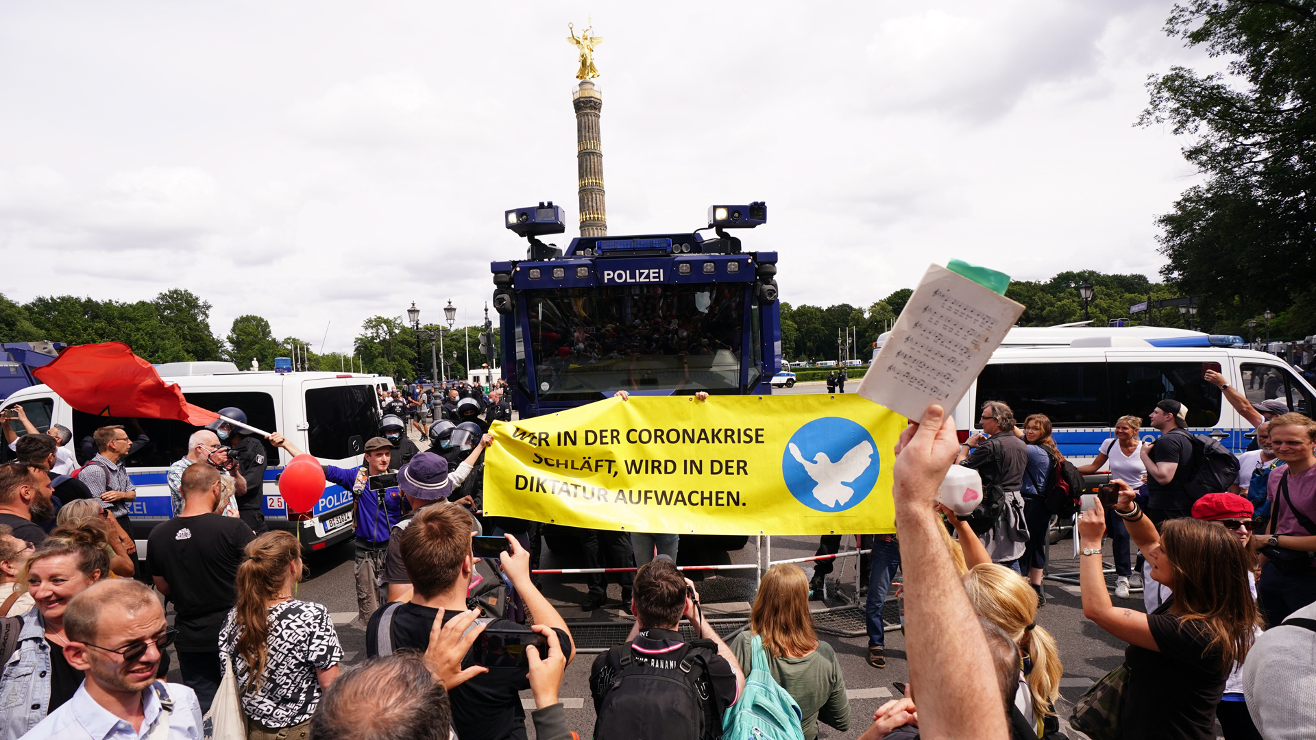 Protestan contra restricciones contra el COVID-19 en Berlín, Alemania