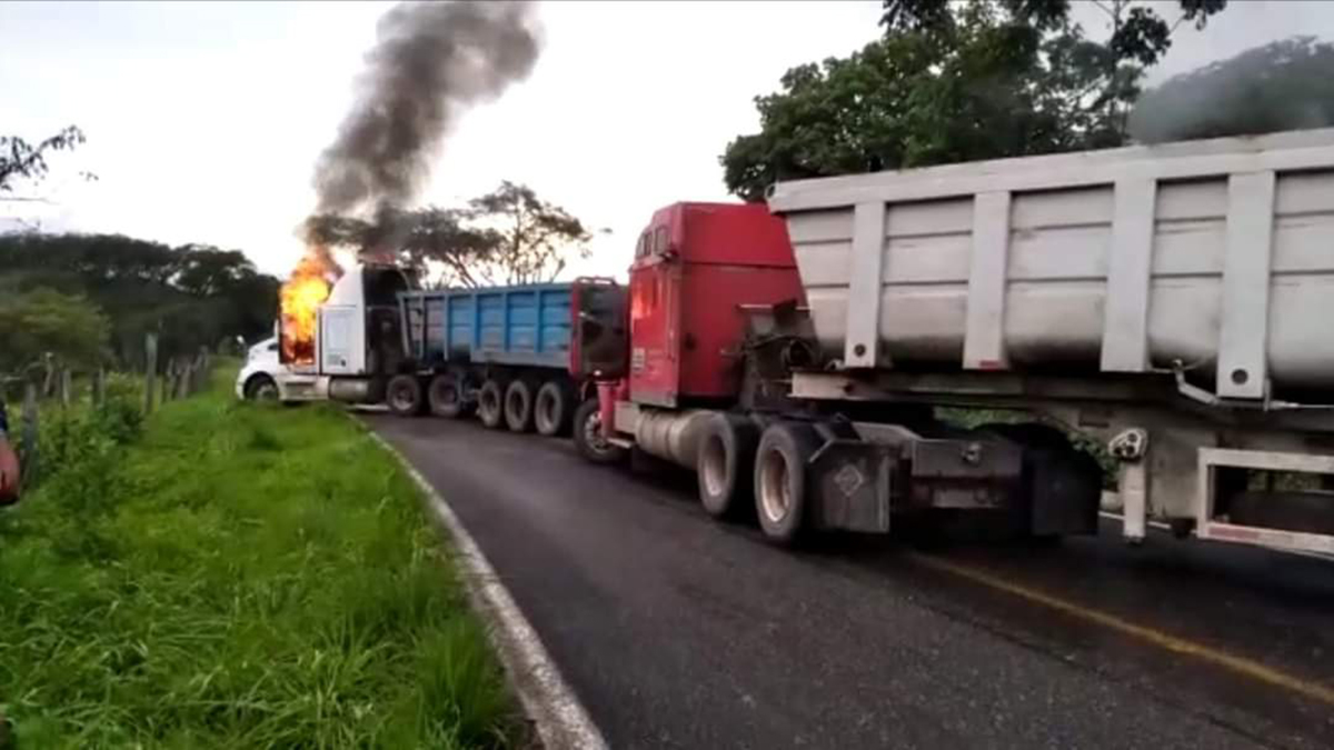 #Video Regresa la violencia a Michoacán con quema de vehículos y enfrentamientos