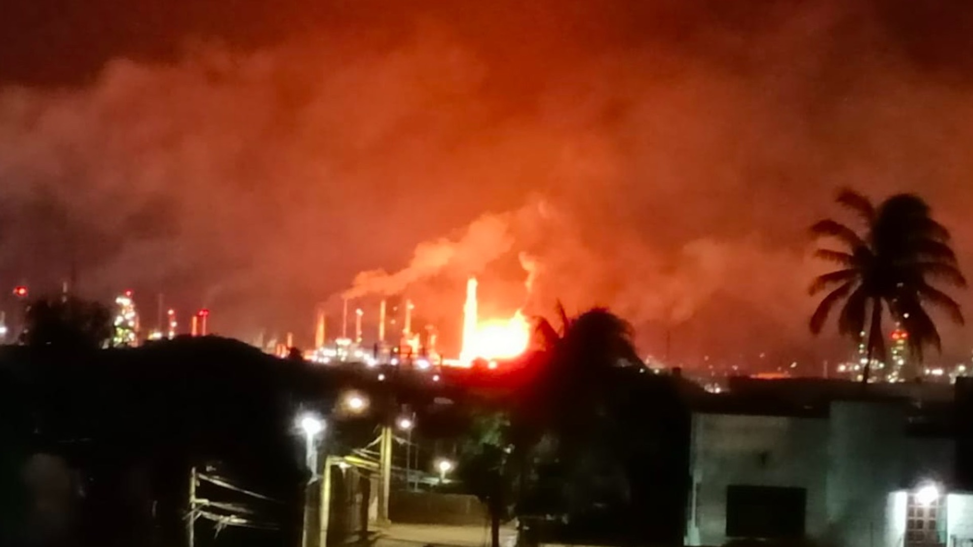 Incendio consume parte de la refinería Antonio Dovalí en Oaxaca