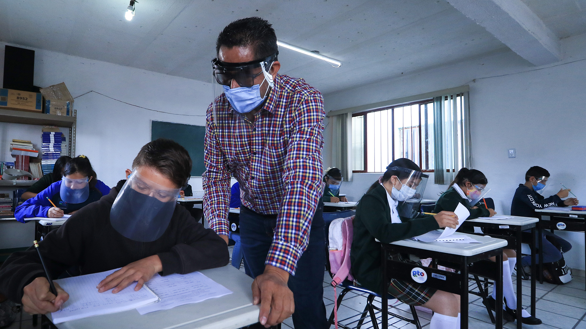 Millones de estudiantes mexicanos regresan a las aulas a pesar de la tercera ola