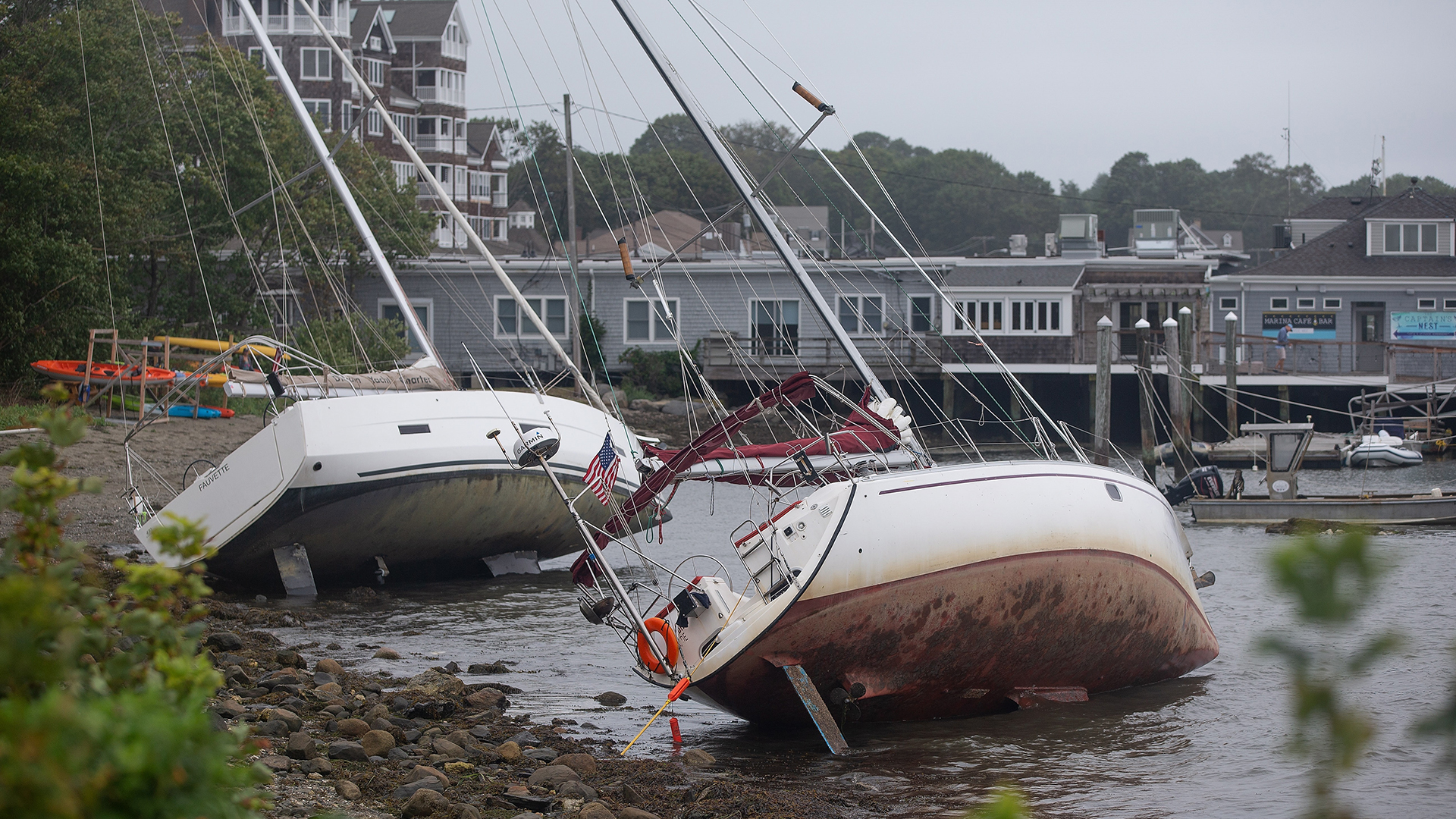 Henri deja en el noreste de EE.UU. inundaciones, cortes de luz y vuelos cancelados - rhode-island-tras-paso-de-henri