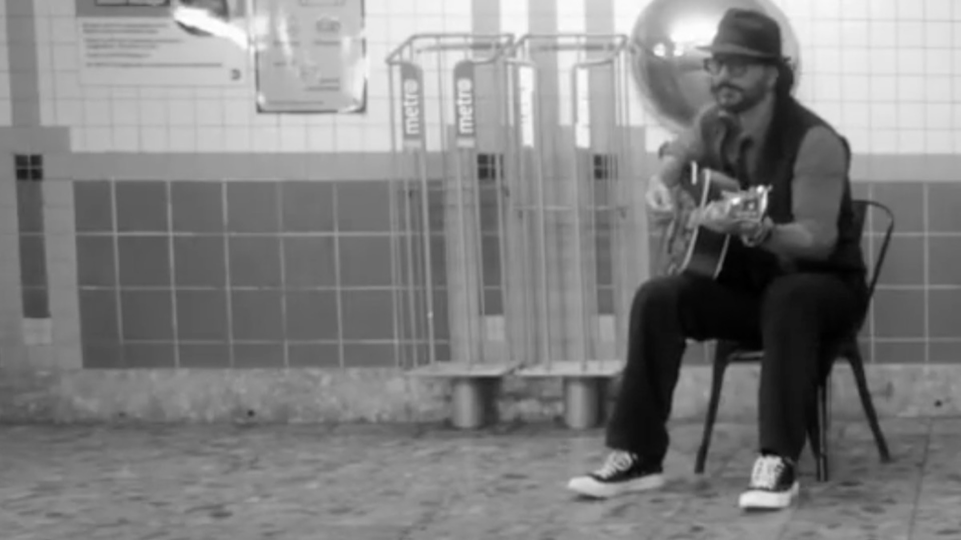 #Video Ricardo Arjona canta en Metro de Nueva York y no lo reconocen