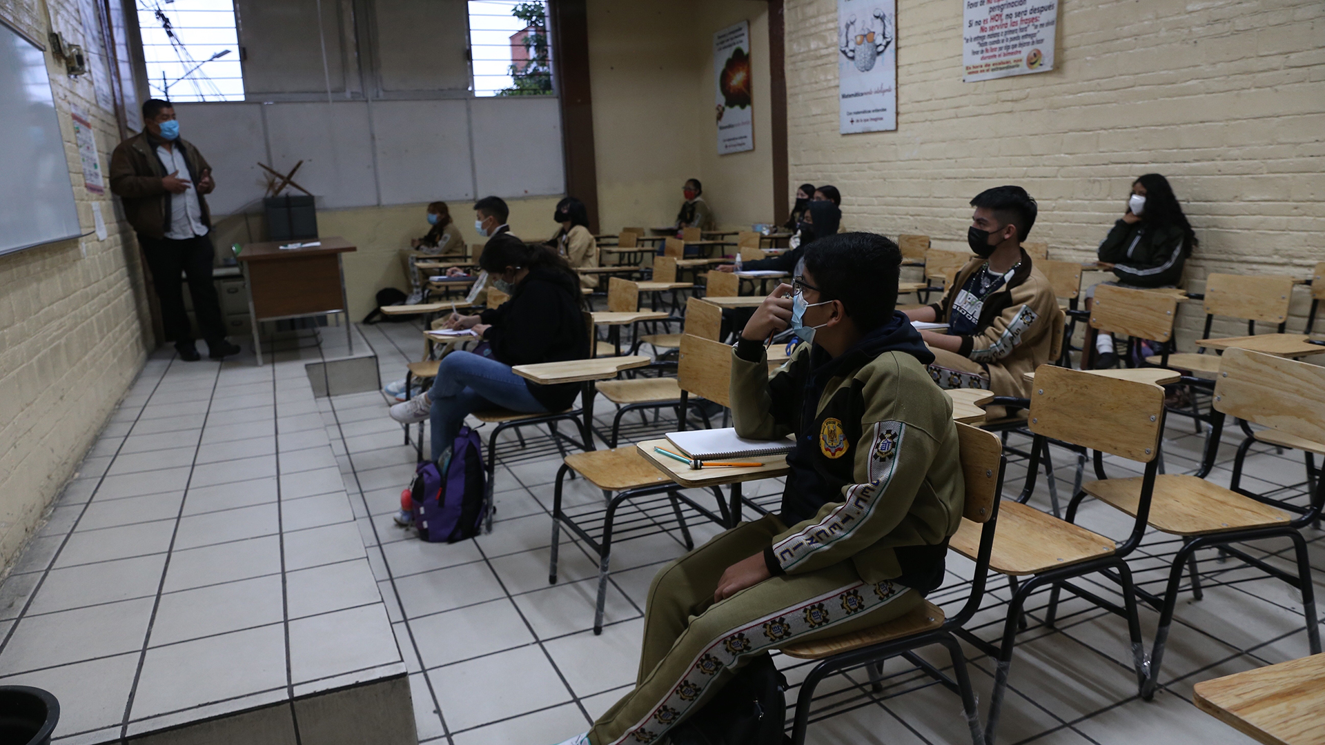 Millones de estudiantes regresan a las aulas en plena tercera ola - salon-con-aforo-reducido-ante-regreso-a-clases-presenciales