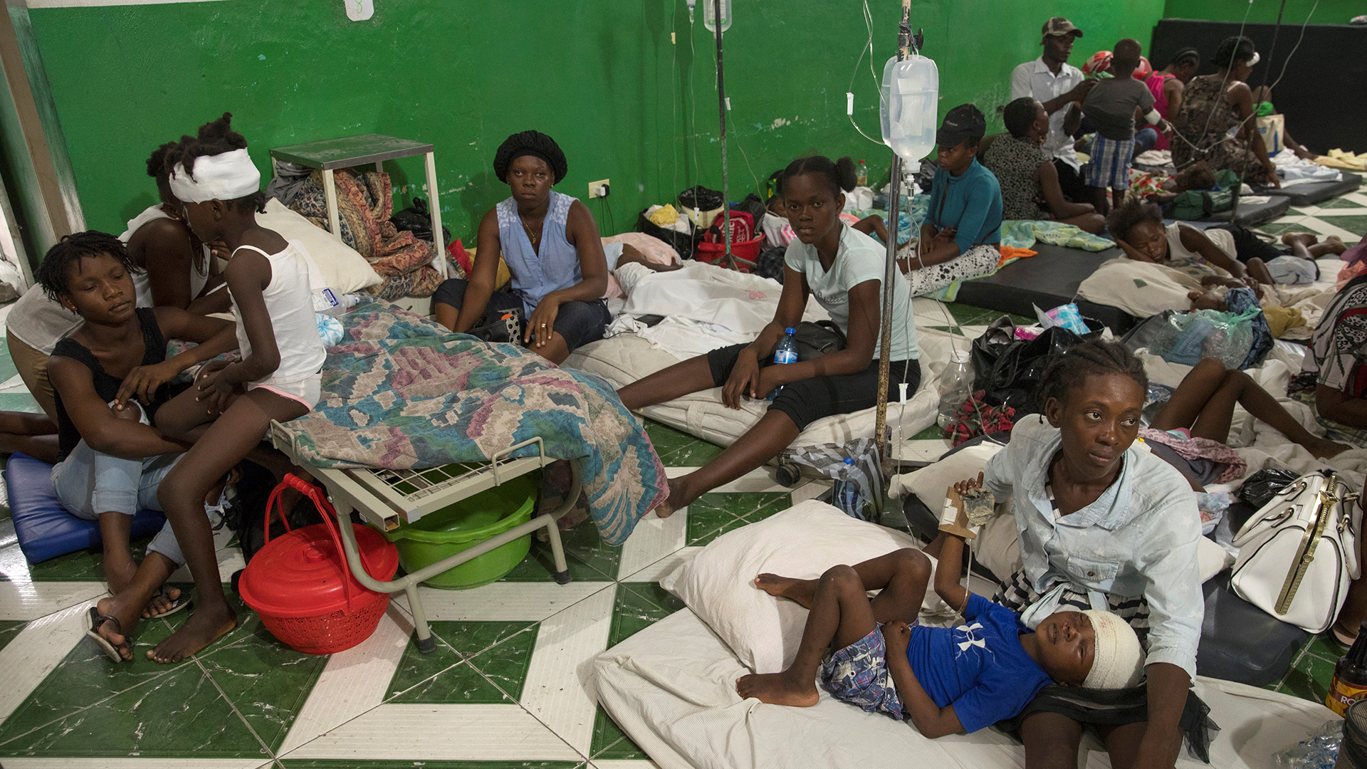 Suman mil 419 personas muertas por terremoto en Haití - saturacion-de-hospital-en-haiti-por-atencion-de-victimas-de-terremoto