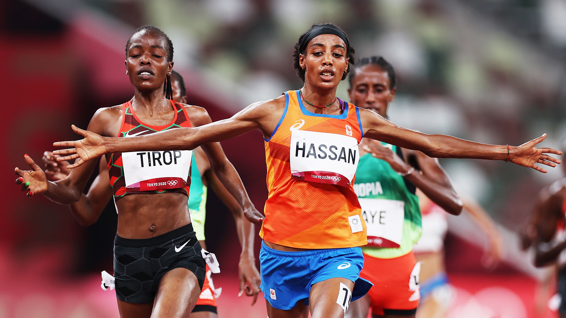 Hassan remonta tras caída y conquista los 5 mil metros - sifan-hassan-al-cruzar-la-linea-de-meta-por-delante-de-obiri-y-tsegay