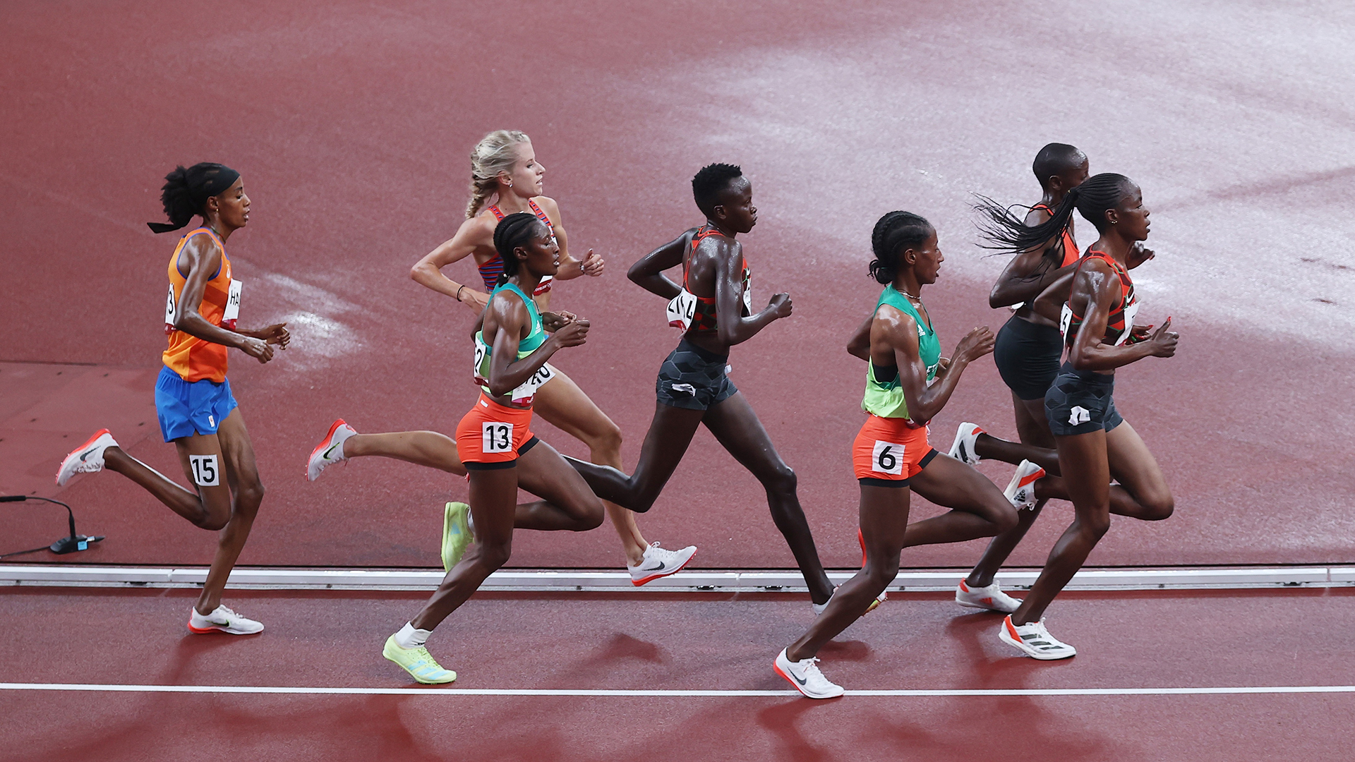 Hassan remonta tras caída y conquista los 5 mil metros - sifan-hassan-en-ultimo-lugar-previo-a-finalizar-carrera-de-los-5-mil-metros