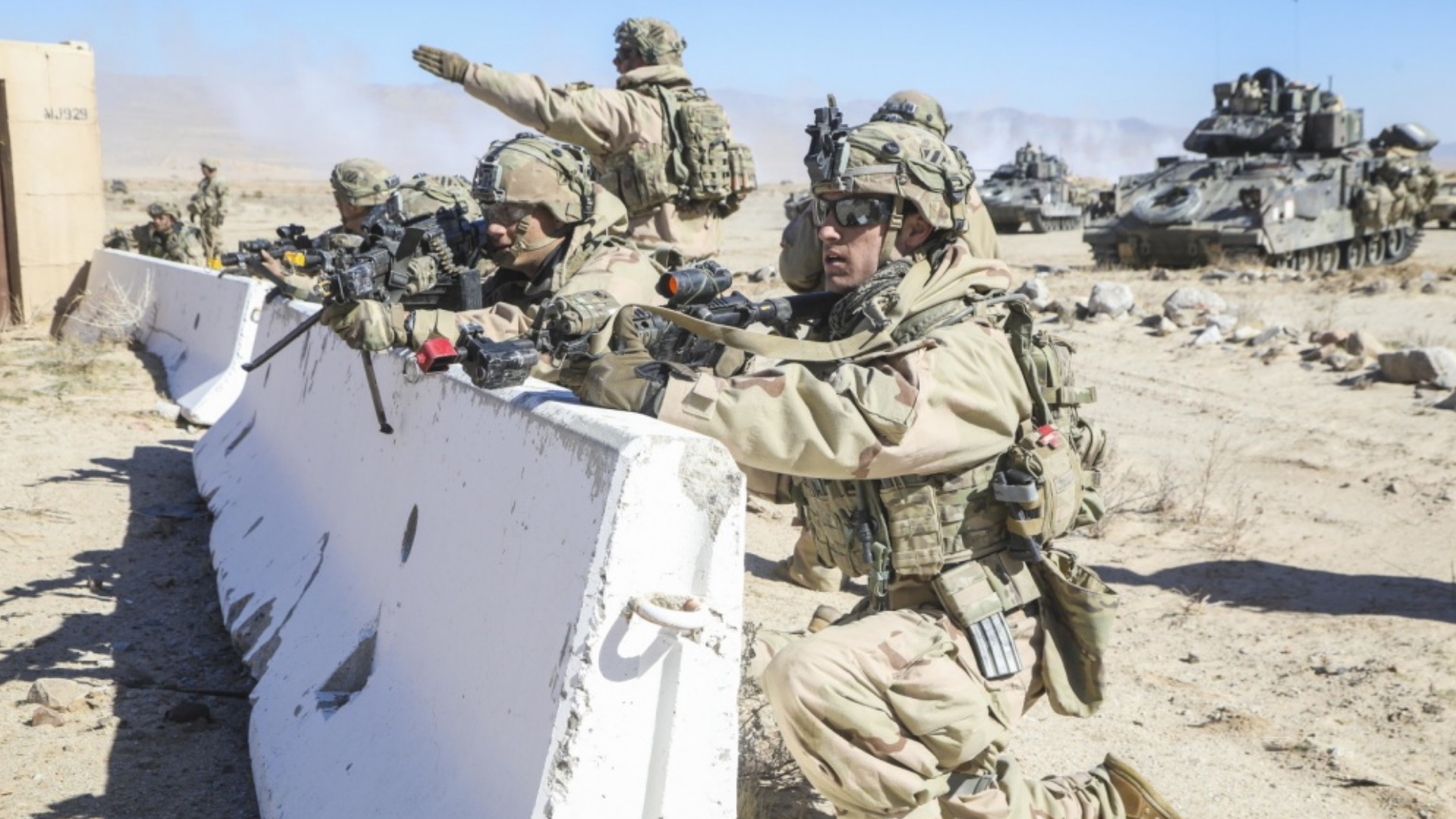 Estados Unidos ordenará vacunarse contra COVID-19 a todos sus soldados en activo