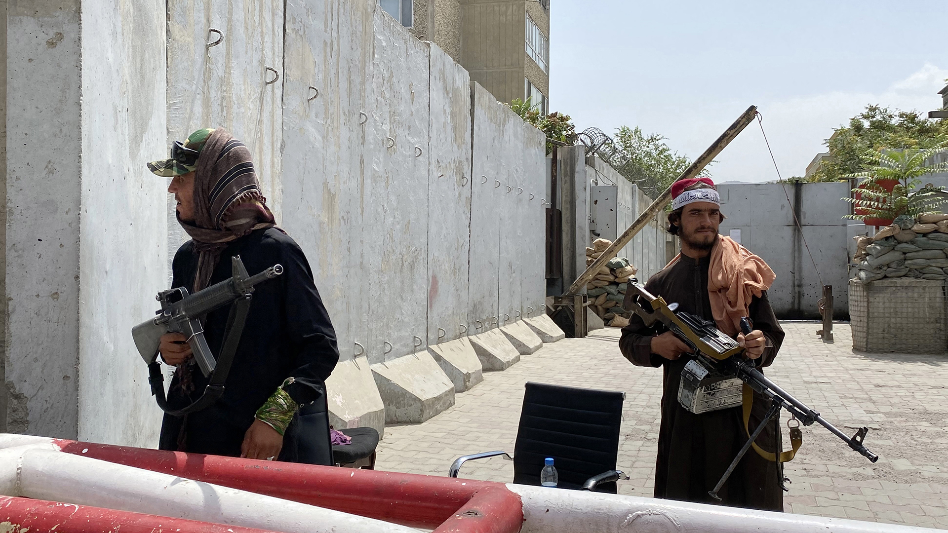 Armamento de EE.UU. en manos de talibanes, amenaza para paz mundial