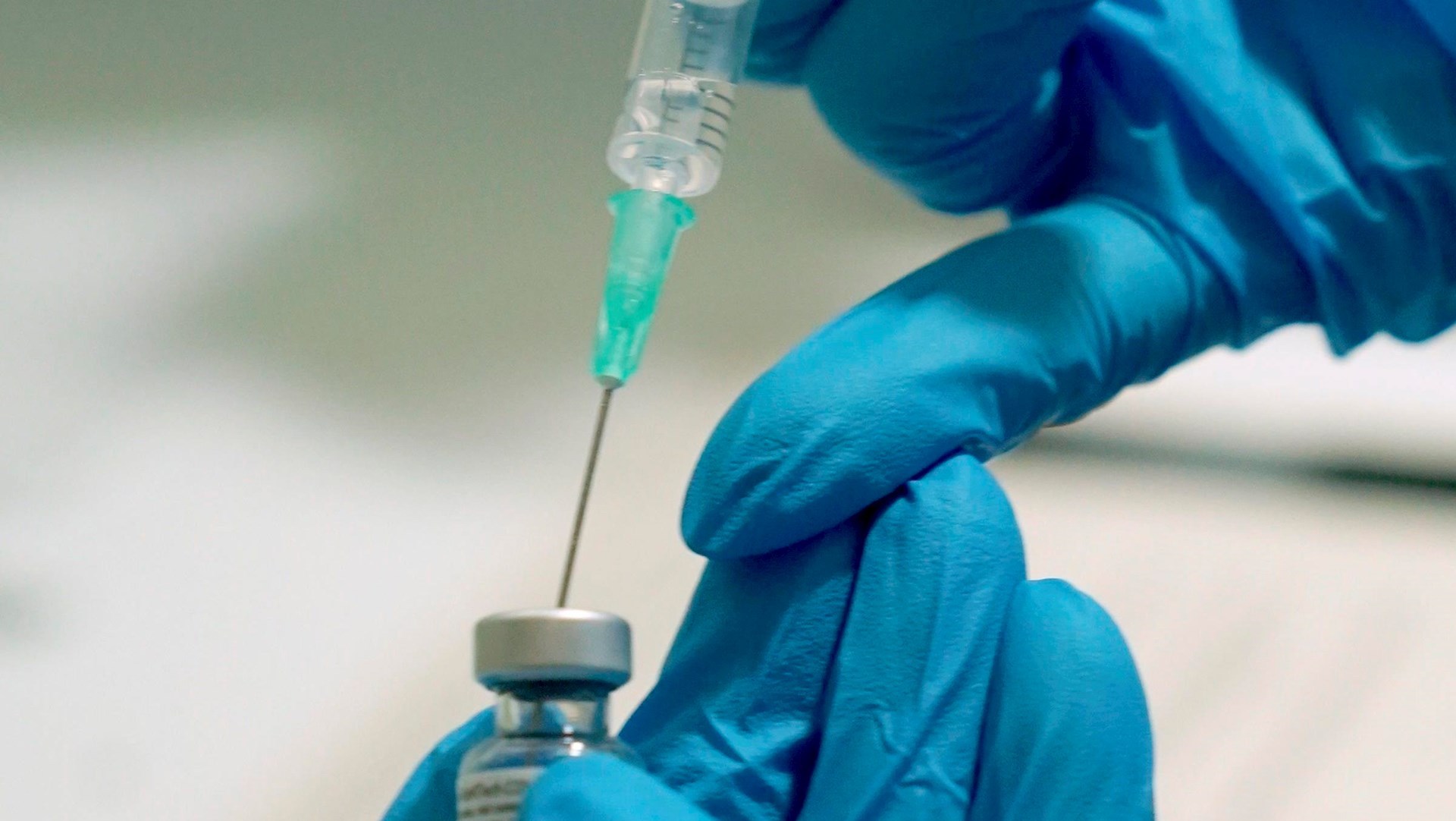 Tercera dosis de vacuna contra COVID-19 para personas inmunodeprimidas, avala EE.UU.