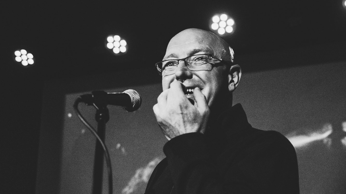 Hospitalizan a exbaterista de Oasis por infarto