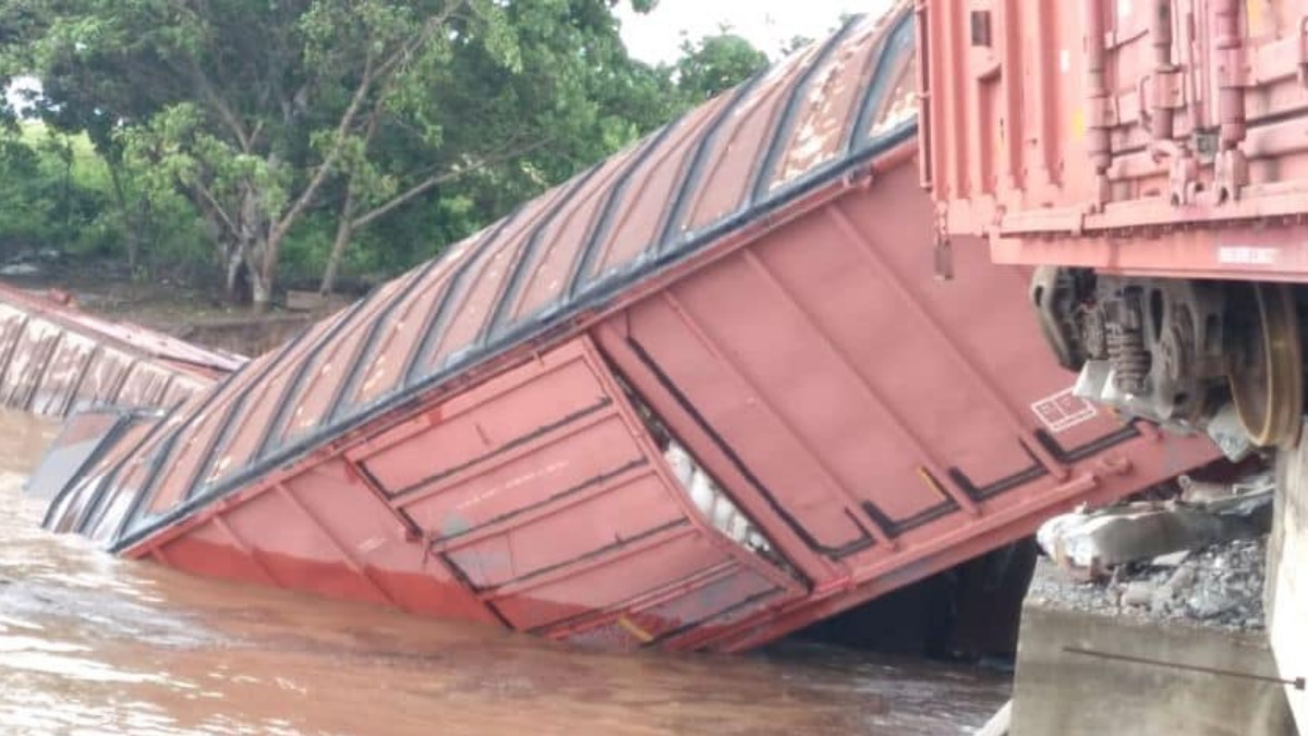 Se descarrila tren en Sinaloa tras paso de Nora