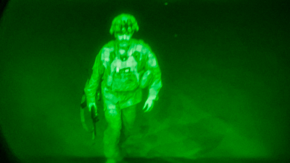 Aprobación de Biden cae a 44 % por manejo del retiro de tropas de Afganistán - ultimo-soldado-eeuu-afganistan