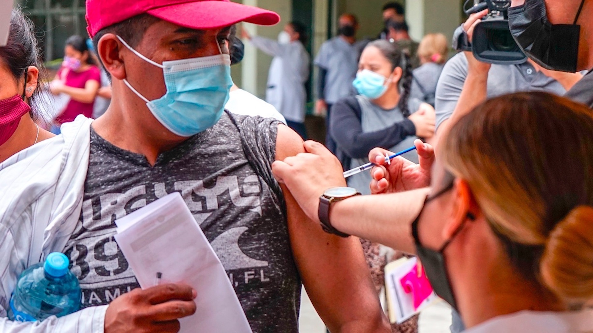 EE.UU. estudia vacunar migrantes que cruzan la frontera con México