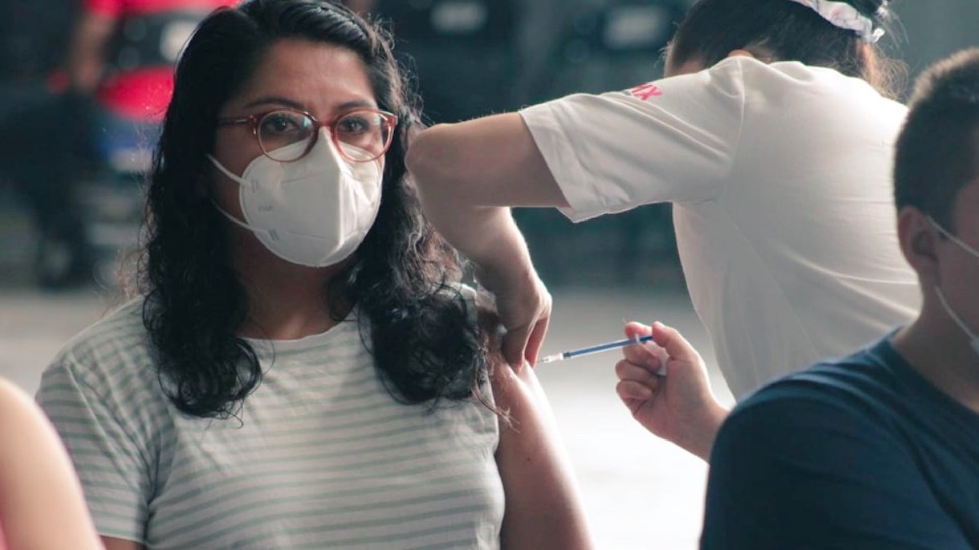 Antivacunas retrasan inmunidad contra COVID-19 en EE.UU. mientras en México las dosis triunfan