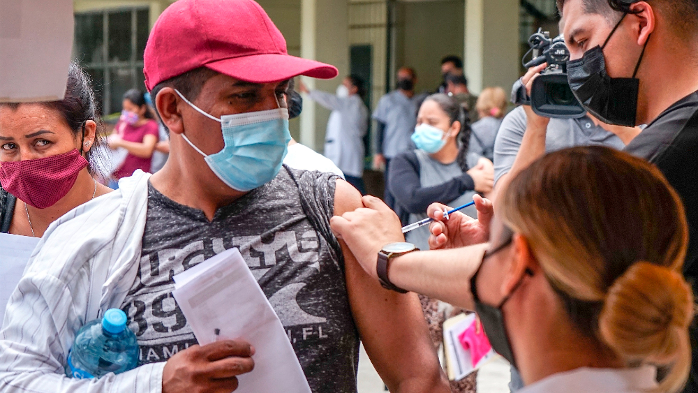 Migrantes ven discriminación ante falta de vacunas en frontera norte de México